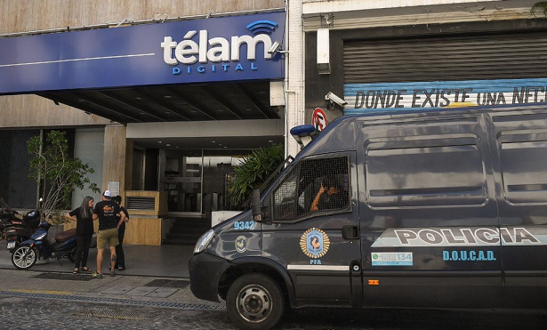Fuerzas de la Policía Federal estuvieron en los ingresos de Télam, TV Pública y Radio Nacional Fuerzas de la Policía Federal estuvieron en los ingresos de Télam, TV Pública y Radio Nacional