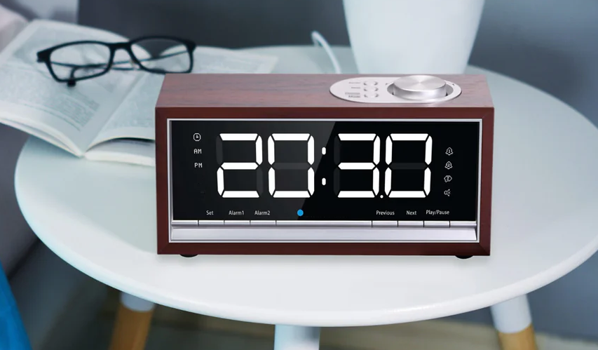 ¿Por qué suenan pitidos en las radios AM cada hora y media hora?