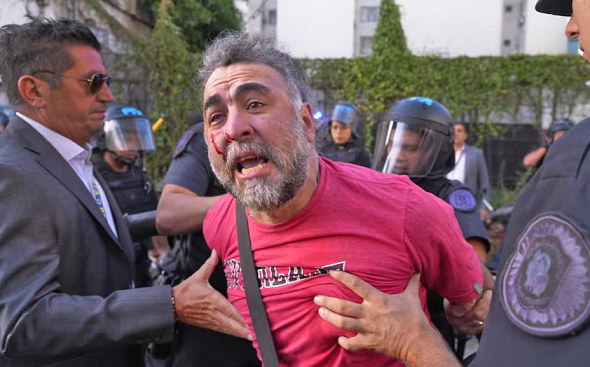 Brutal ataque a la prensa: la Policía Federal golpeó y detuvo a un camarógrafo de A24 en el Congreso