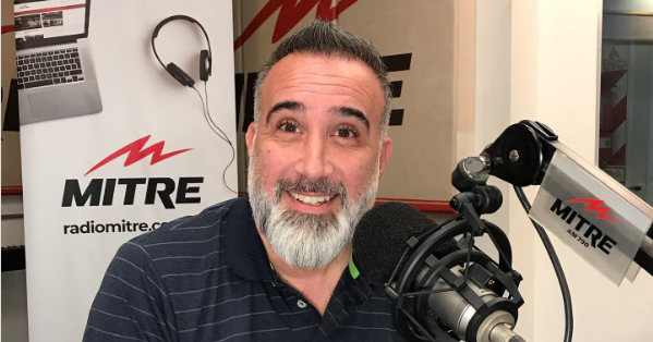 Un conductor de Radio Mitre utilizó términos racistas contra el presidente de un club de fútbol